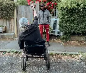 pessoa que usa cadeira de rodas