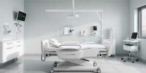 Cadeira de rodas com amortecimento em clínica médica.