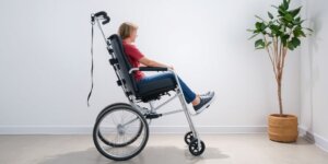 Cadeira de rodas com apoio para pernas ajustável.