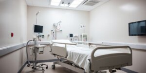 Cama hospitalar moderna com sistema de aquecimento