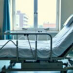 Cama hospitalar moderna com controle remoto