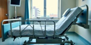 Cama hospitalar moderna com controle remoto