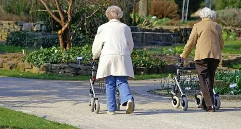 6 benefícios do andador com rodas em comparação com um andador comum