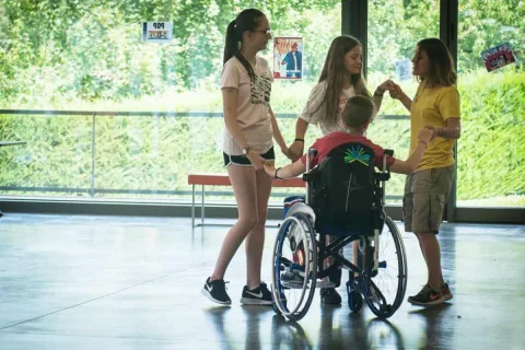 Como estimular a amizade com crianças usuárias de cadeira de rodas