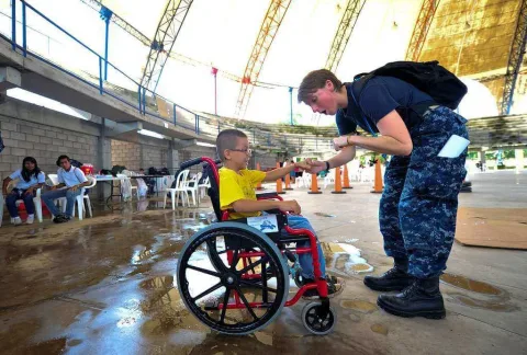 Como ajudar as crianças a usar uma cadeira de rodas
