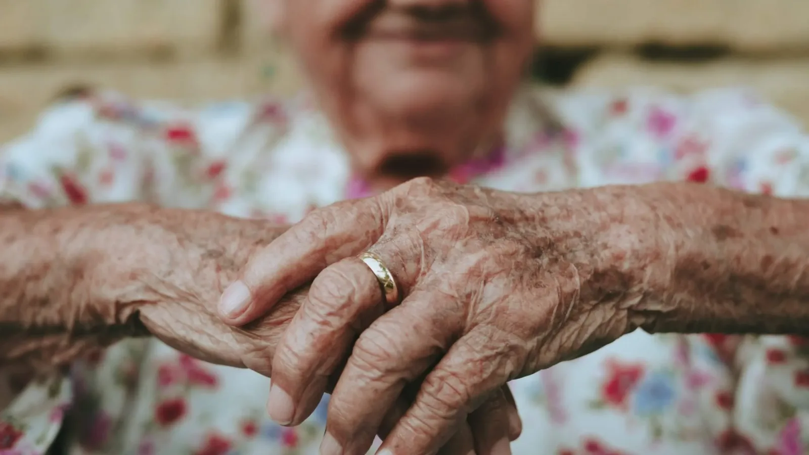 Idoso e cadeira de rodas: 4 dicas para ajudar