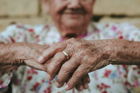 Idoso e cadeira de rodas: 4 dicas para ajudar