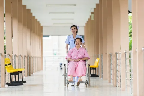 Tipos de cadeira de rodas manuais para idosos